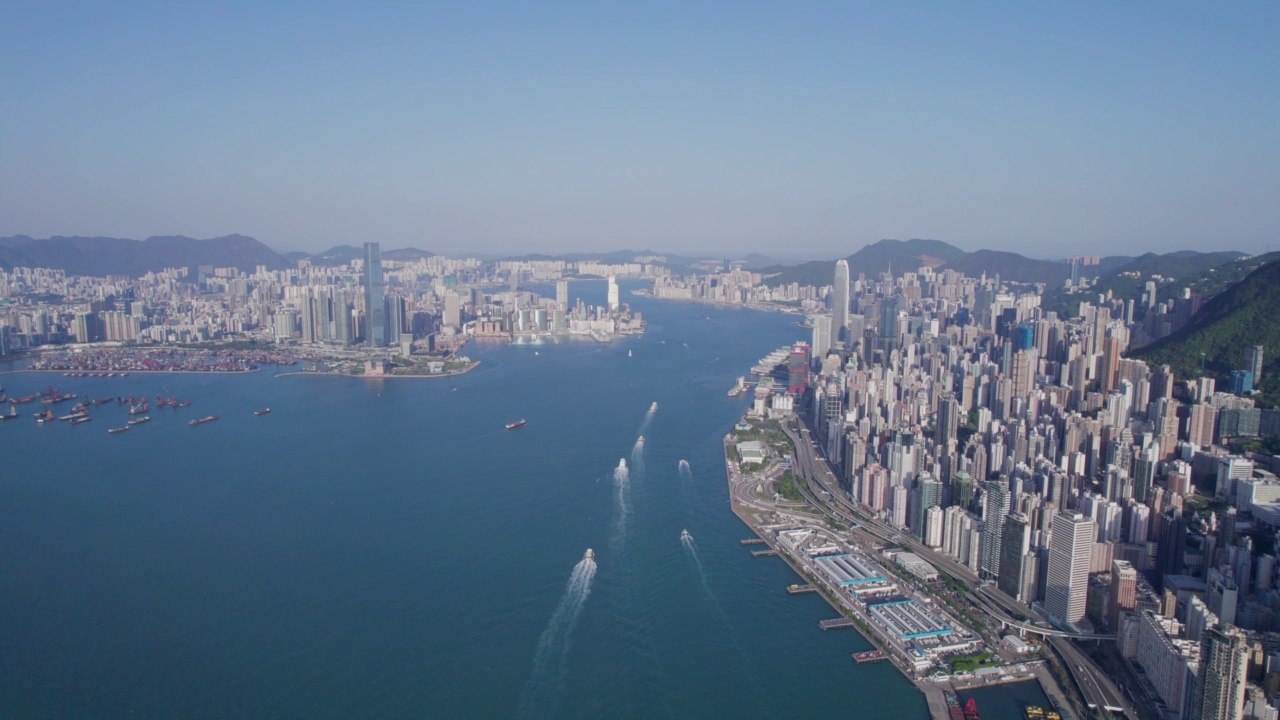 香港城市风景的美丽航拍镜头。日落时分的维多利亚港西侧视频素材