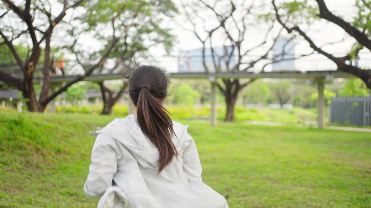 4K亚洲妇女早上在公园慢跑锻炼视频素材