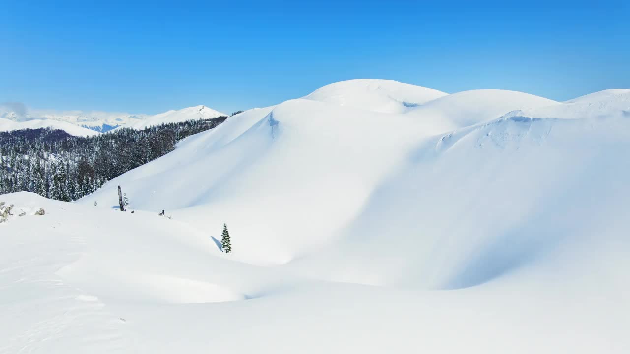 冬天阳光灿烂的一天，雪山顶上的玛姆日什卡山视频素材