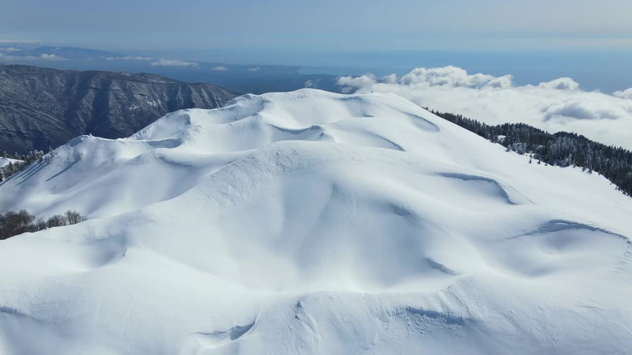 冬天阳光灿烂的一天，雪山顶上的玛姆日什卡山视频素材