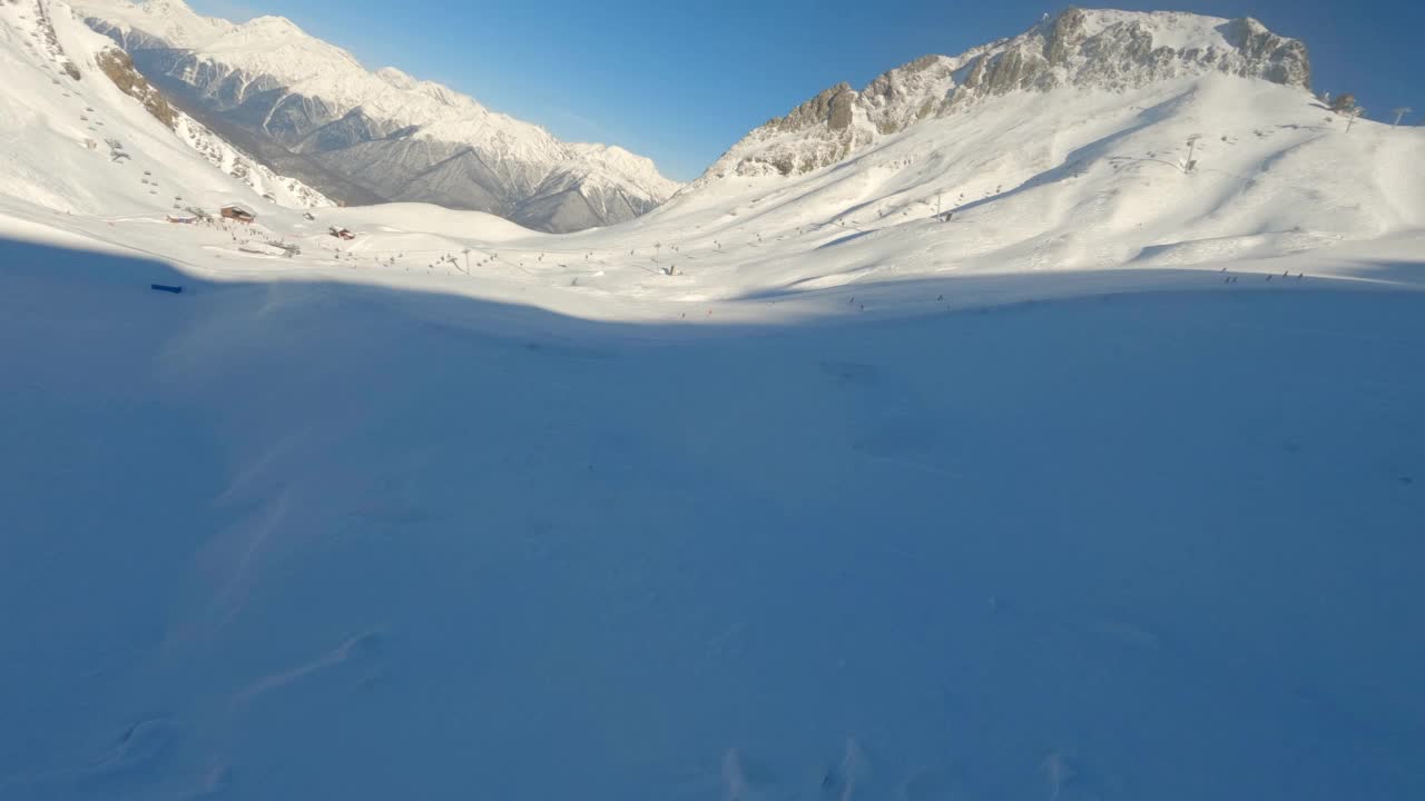 FPV运动无人机电影拍摄冬季滑雪场索道斜坡景观全景视频素材