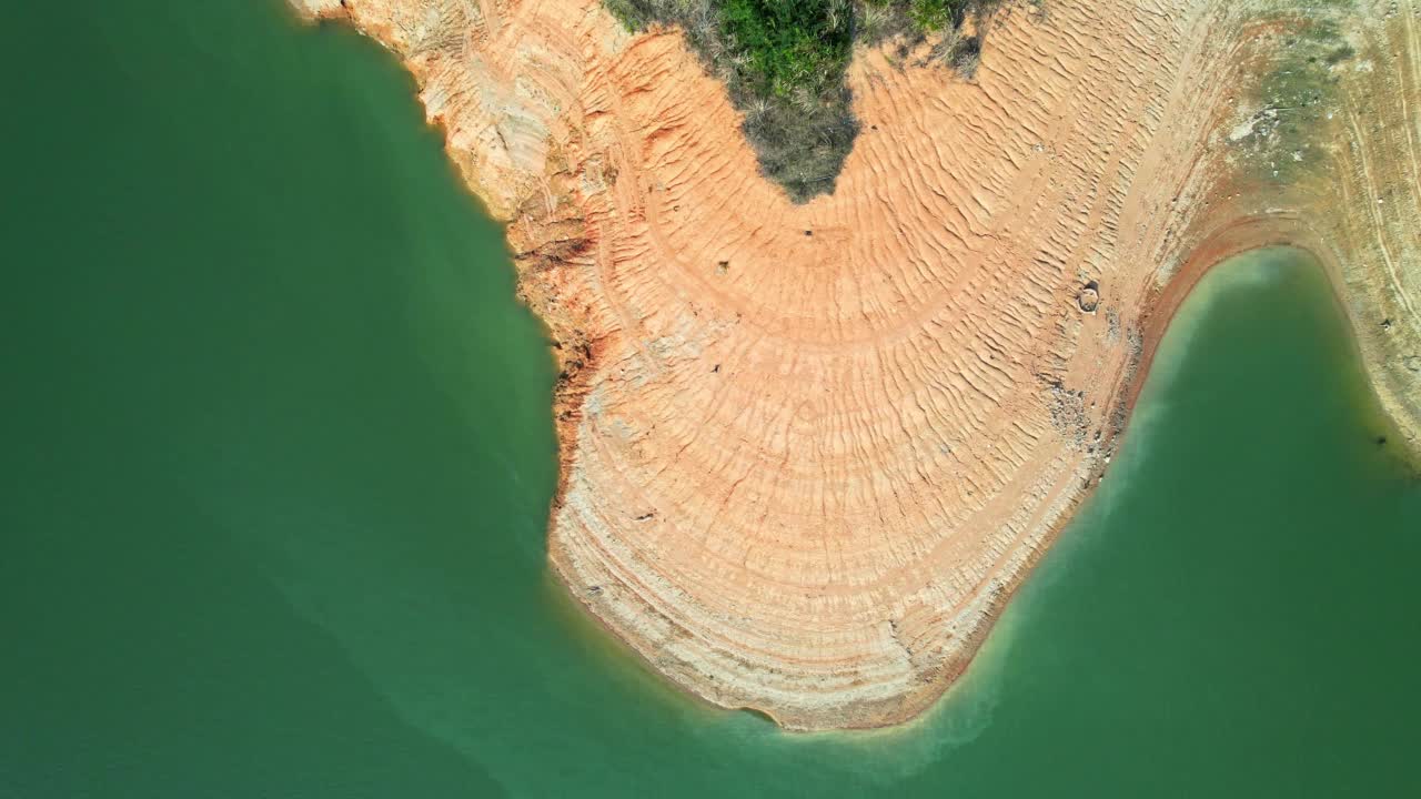 水库水位下降后的地质特征视频素材