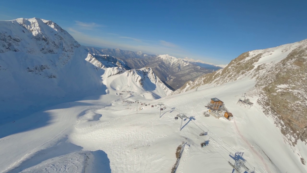 鸟瞰自然山、雪山、山顶、滑雪胜地、游人阳光明媚的景观视频素材