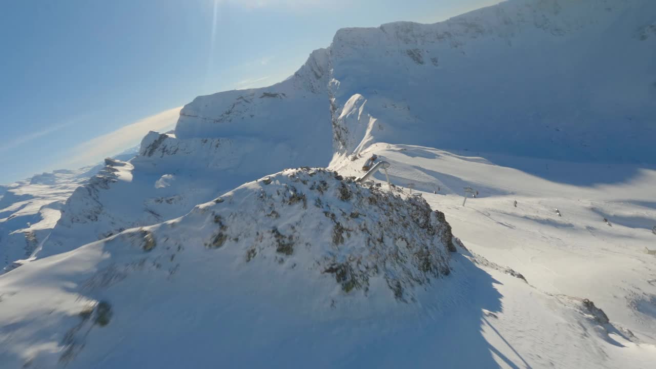 自然滑雪场潜水全景空中全景雪山山顶冬季视频素材