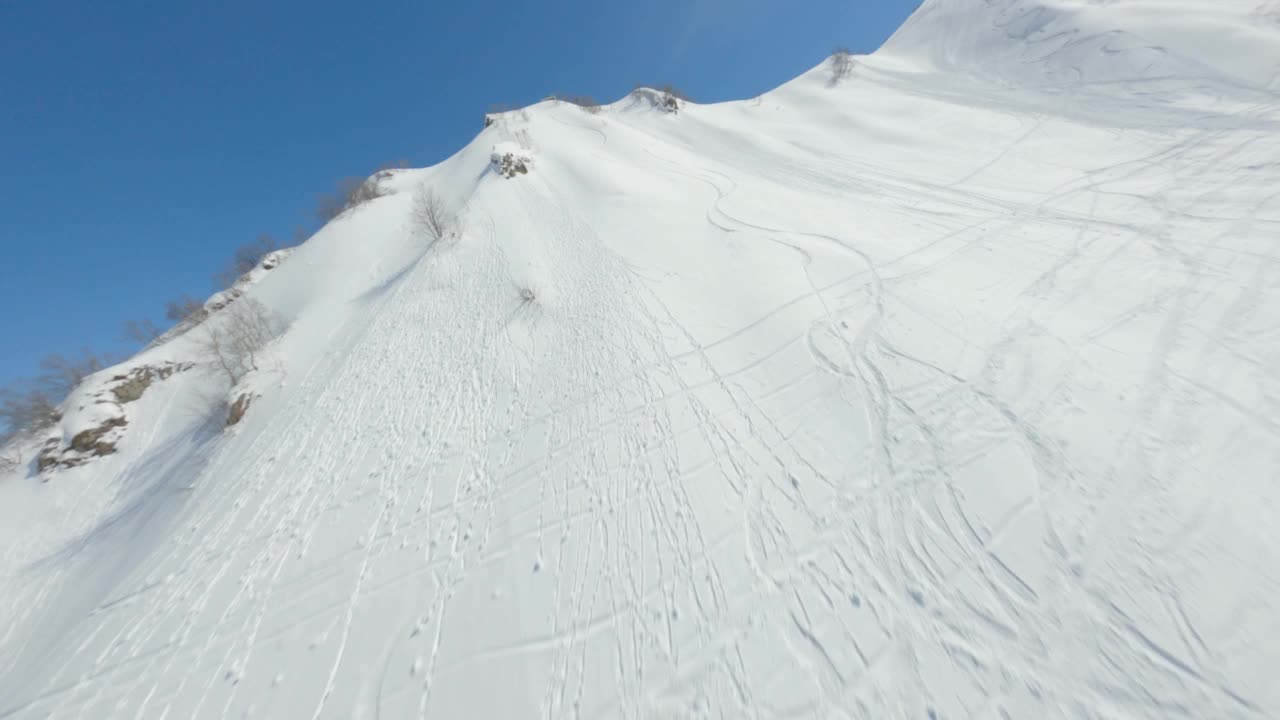 鸟瞰图帆布打印滑雪免费骑行痕迹线自然山脉视频素材