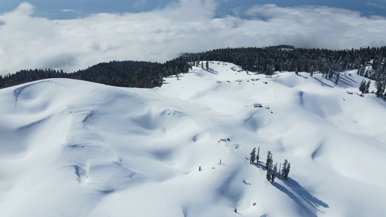 冬天阳光灿烂的一天，雪山顶上的玛姆日什卡山视频素材