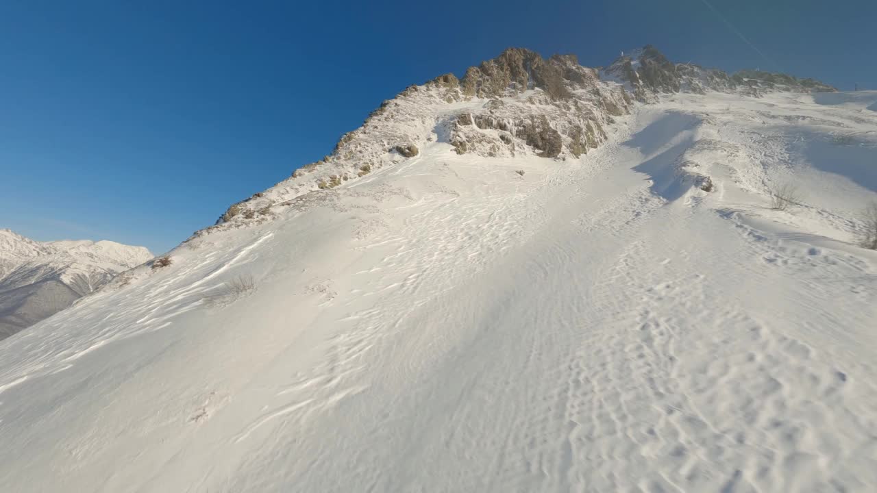 鸟瞰图腾空而起，飞越自然山顶，阳光明媚，晴空万里，全景景观视频素材