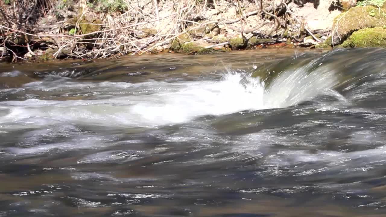 近距离拍摄湍急的河水视频素材