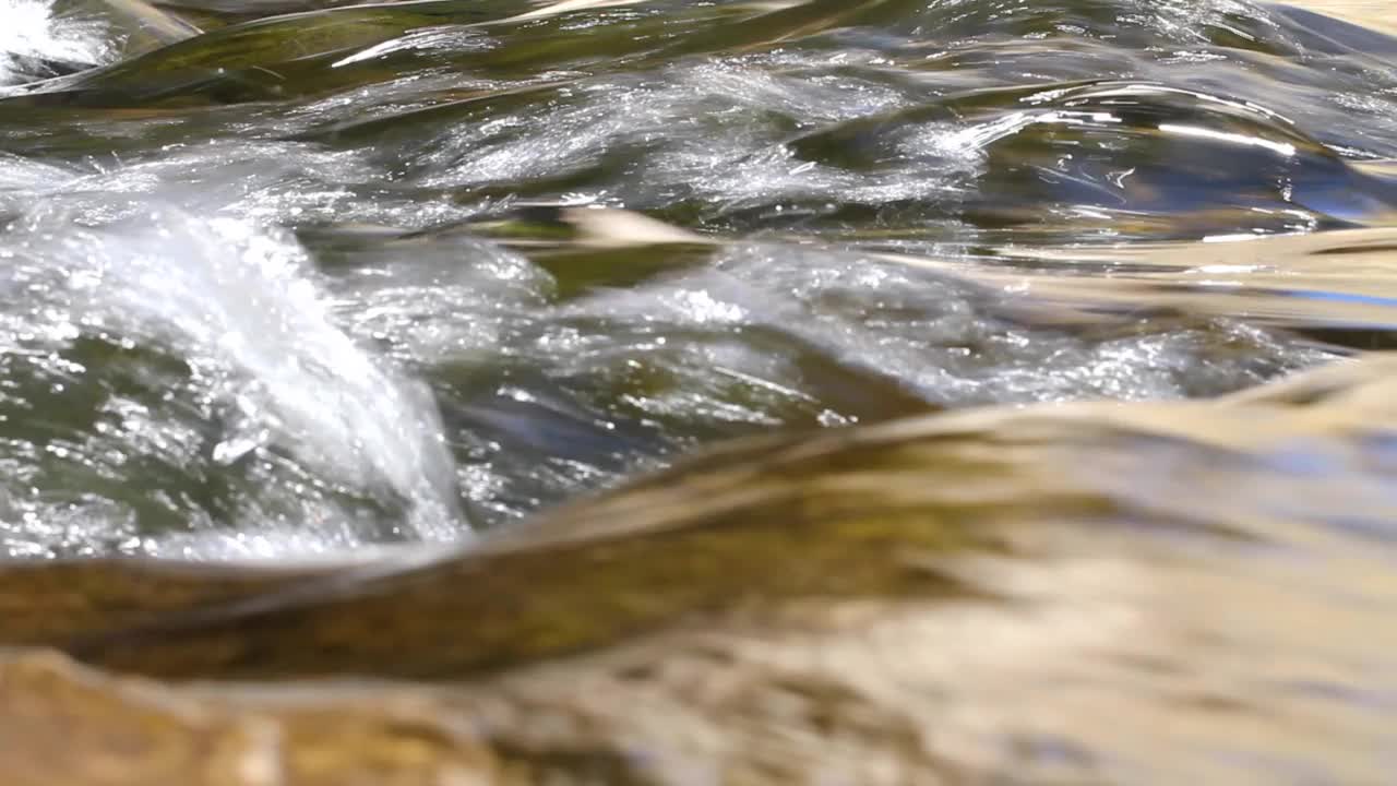 近距离拍摄湍急的河水视频素材