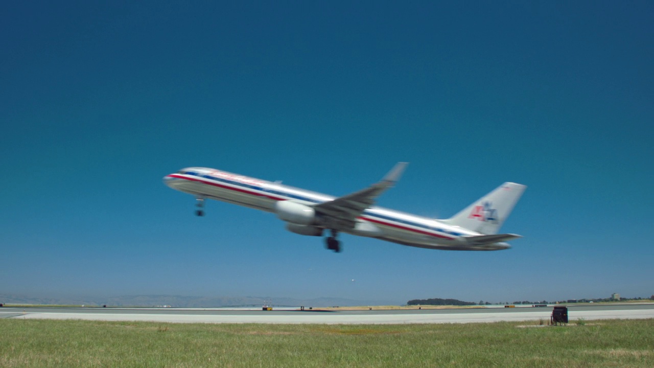 美国航空公司波音757在加利福尼亚州旧金山市起飞视频素材