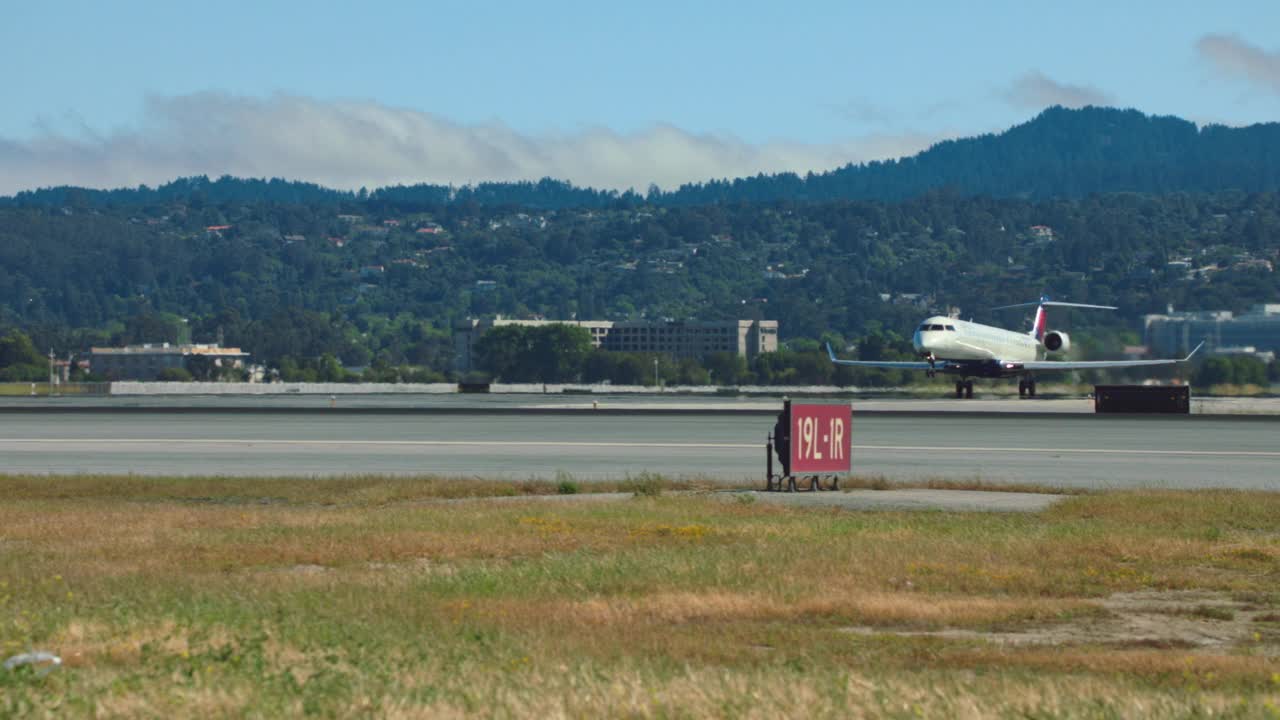 德尔塔航空公司庞巴迪CRJ-900飞机在加州旧金山起飞视频素材