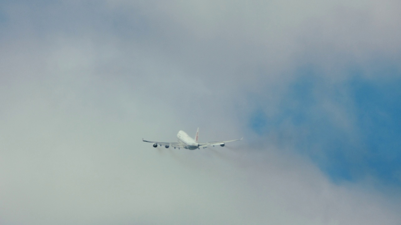 中国国际航空公司波音747飞机在加州旧金山市的浓雾中飞行视频素材