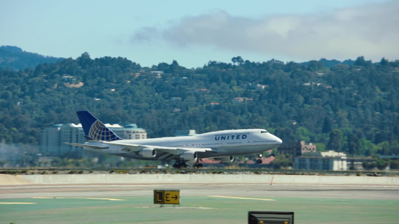 美国联合航空公司波音747在加州旧金山滑行视频素材