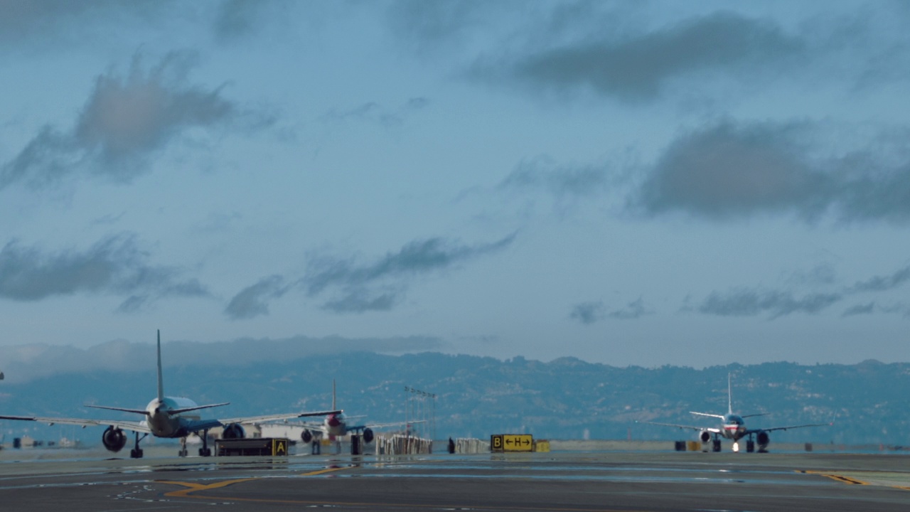 WS客机滑行在SFO / San Francisco, California视频素材