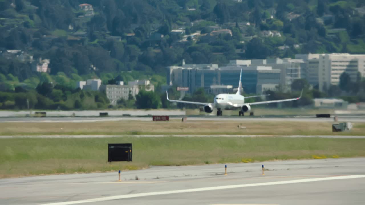 美国大陆航空公司波音737飞机在加州旧金山起飞视频素材