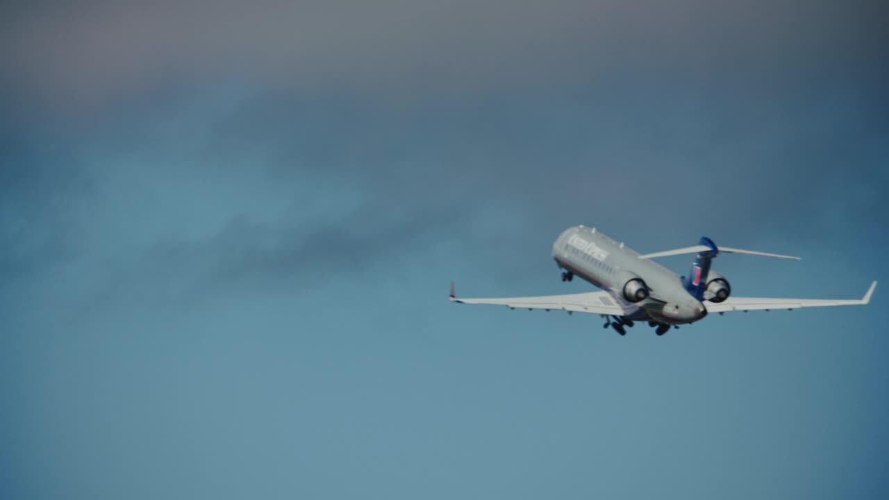 WS联合航空公司庞巴迪CRJ-700飞机在加利福尼亚州旧金山市的浓雾中飞行视频素材