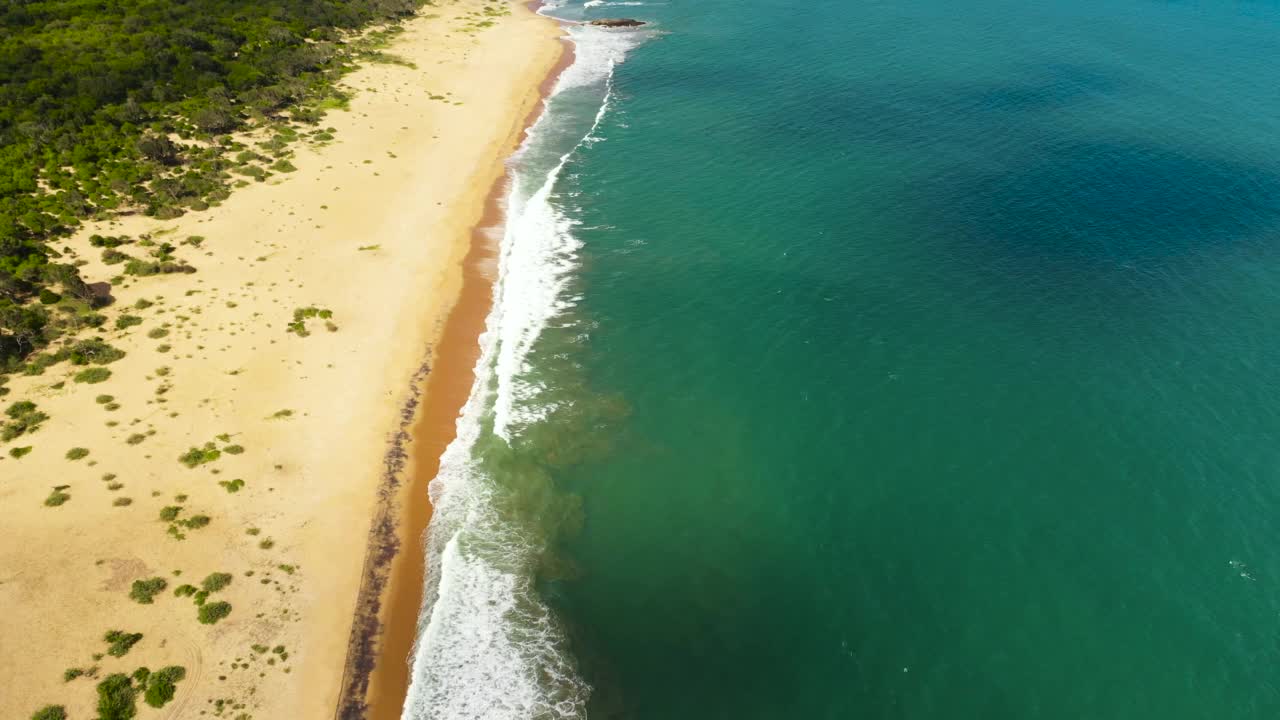 美丽的海景海滩，碧绿的海水。斯里兰卡视频素材