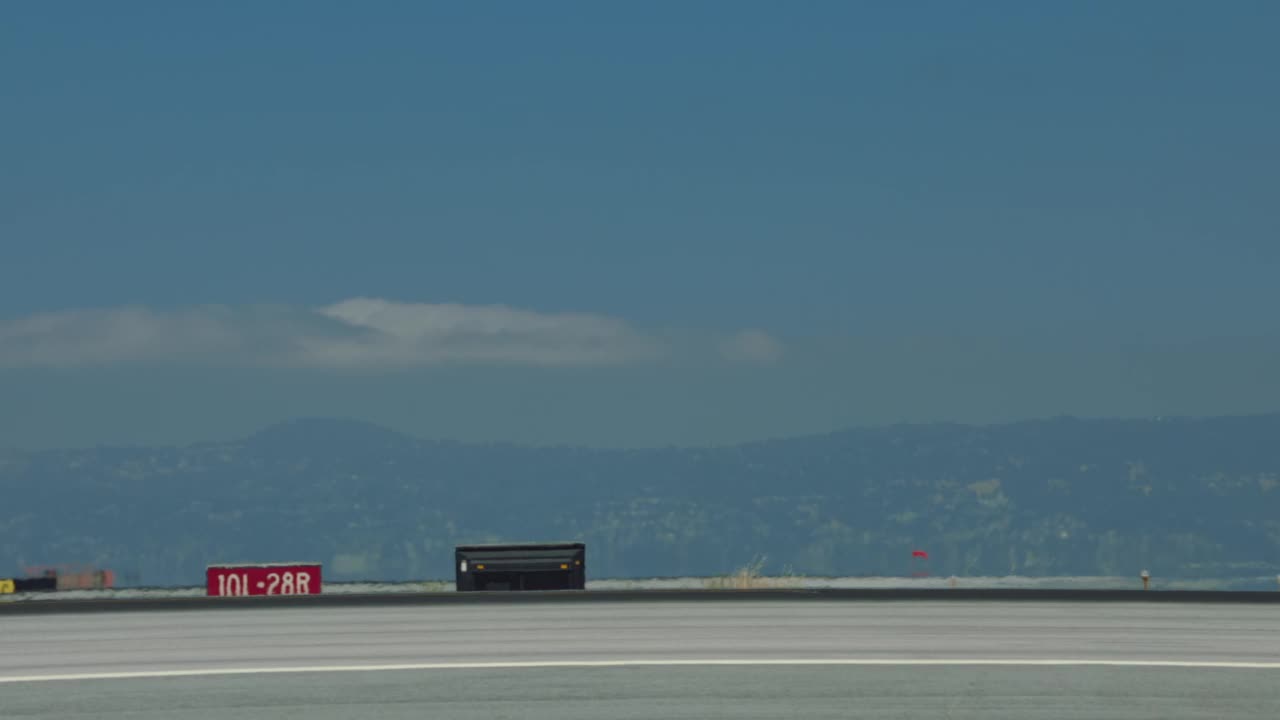 达美航空公司波音737在加州旧金山起飞视频素材