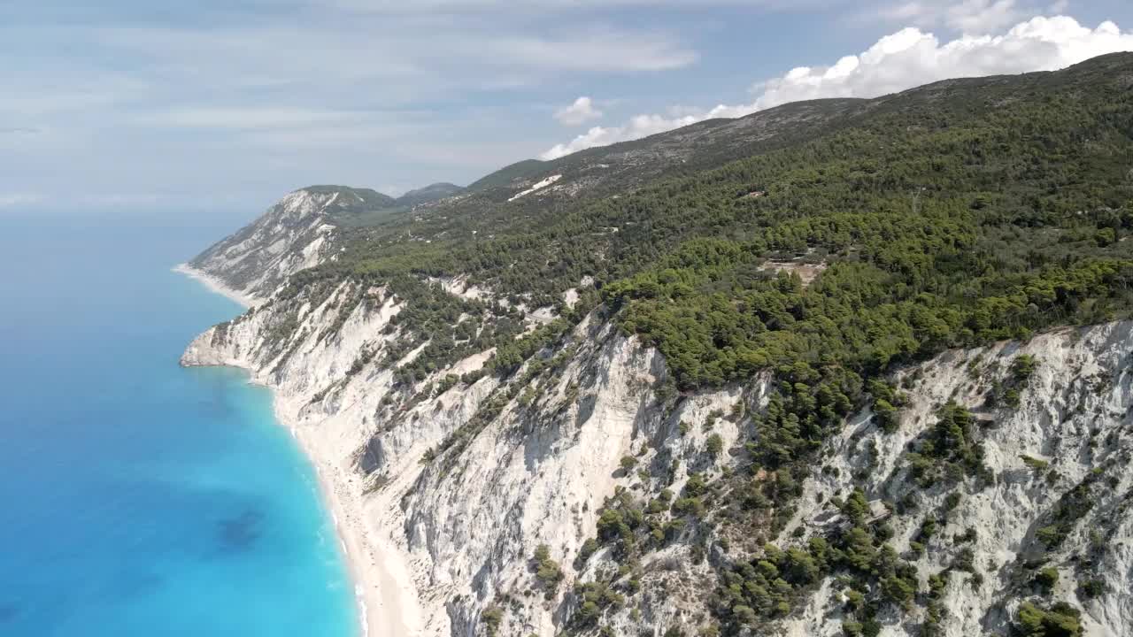 希腊莱夫卡达岛的白鹭海滩鸟瞰图视频素材