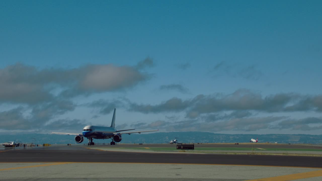 美国联合航空公司波音767飞机在加州旧金山滑行视频素材