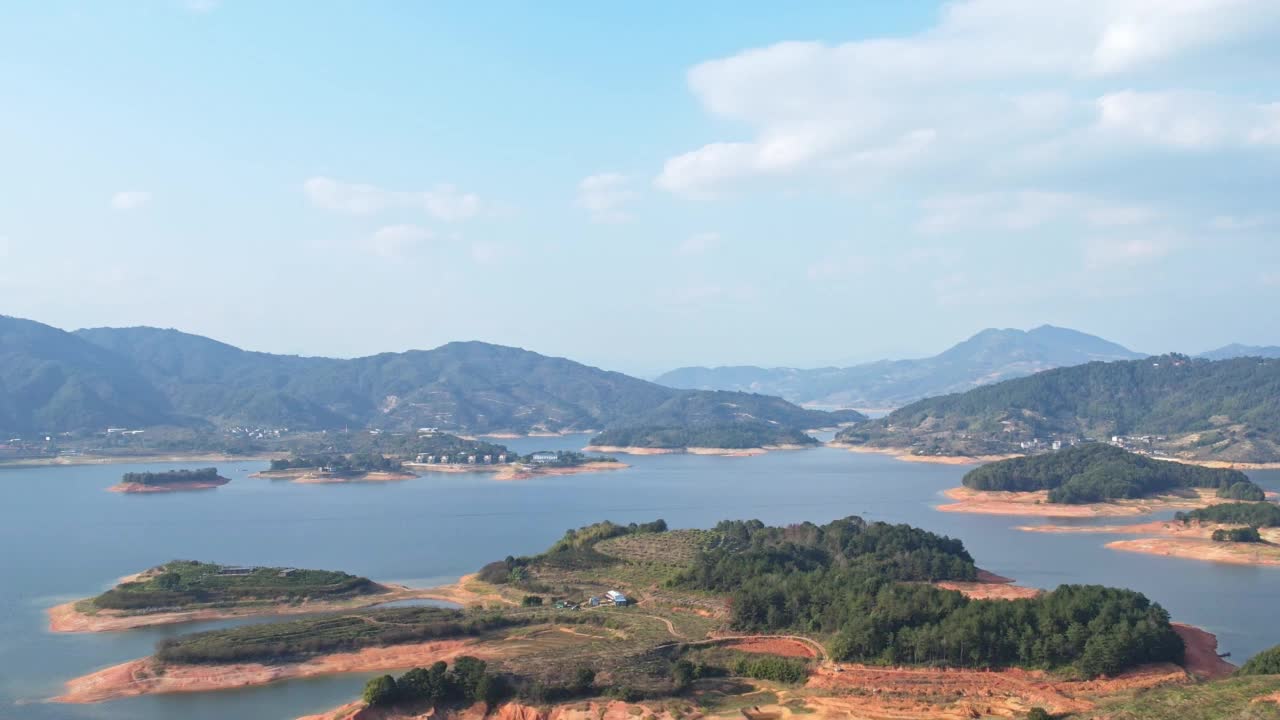 水库中形状各异的岛屿视频素材