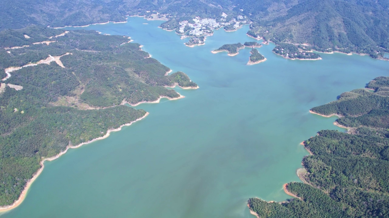 山区湖泊的航空摄影视频素材