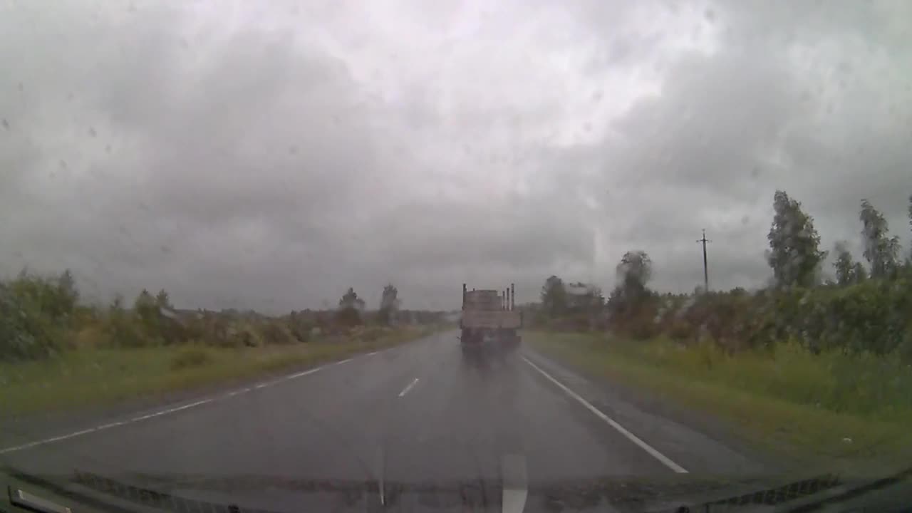 在大雨中，在高速公路上超车，从车窗看到的景色视频素材