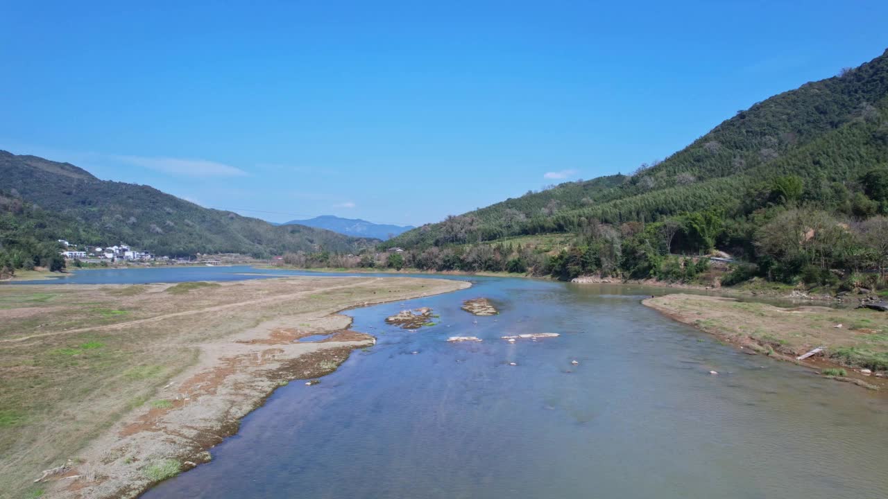 河流中的浅水区视频素材