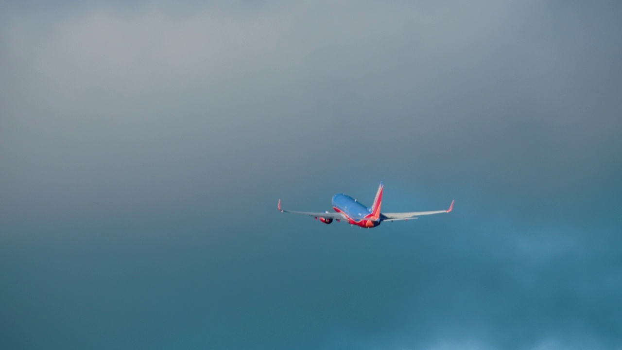 WS西南航空公司的波音737在旧金山，加利福尼亚州的雾银行视频素材