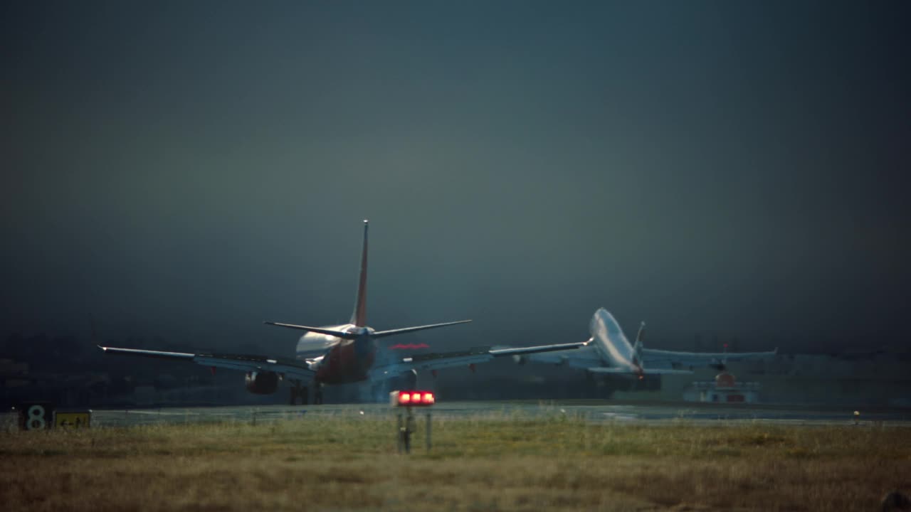 MS TU波音747在加州旧金山飞向雾堤视频素材