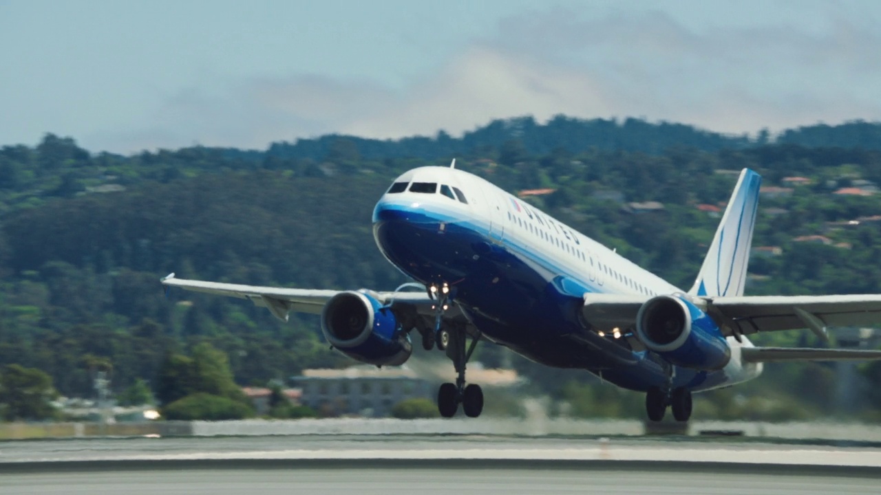 美国联合航空公司的空客A320客机在加利福尼亚州旧金山市起飞视频素材