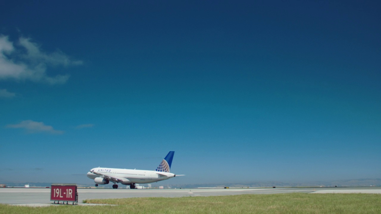 美国联合航空公司的空客A320客机在加利福尼亚州旧金山市起飞视频素材