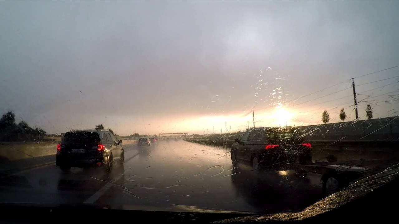 在雨中行驶在高速公路上视频素材