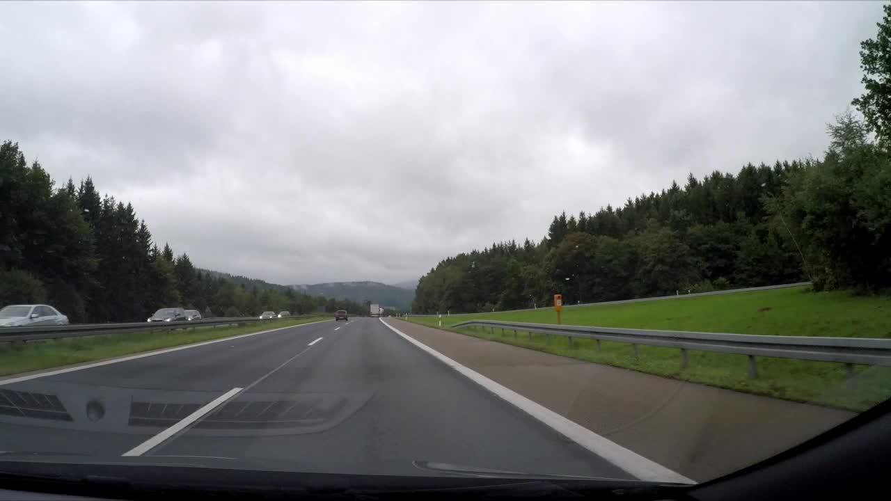 在雨中行驶在高速公路上视频素材