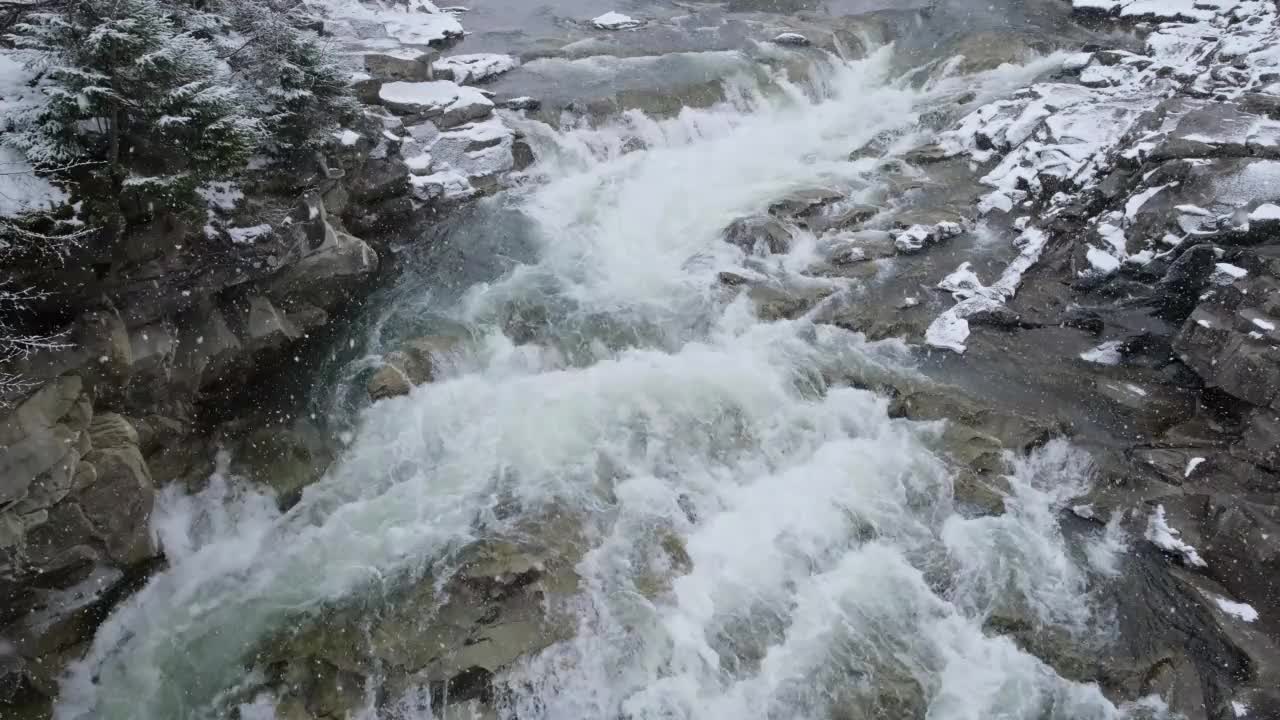 乌克兰喀尔巴阡山脉普鲁特河普比伊瀑布上的降雪视频素材