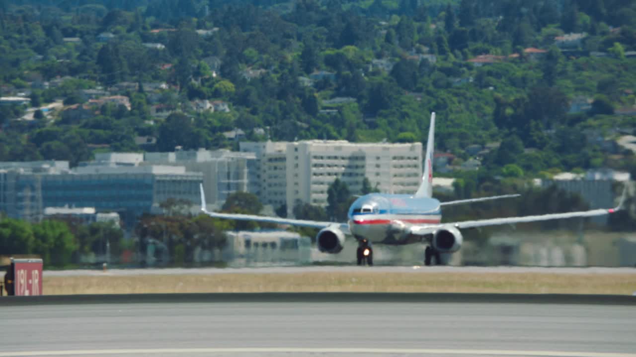 MS PAN TS美国航空公司波音737飞机在加州旧金山起飞视频素材