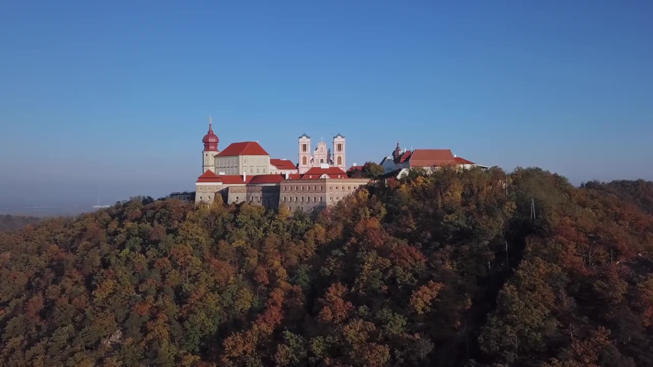 Gottweig修道院的航拍照片，这是一座本笃会修道院，位于奥地利南部Wachau山谷的Krems附近。视频素材