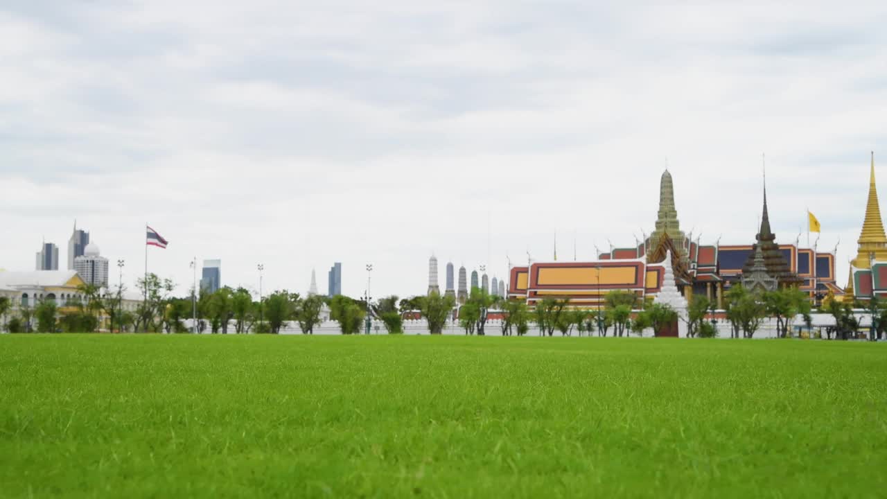 泰国曼谷的翡翠佛寺，宏伟的宫殿，最著名的旅游景点，必须去参观的寺庙。视频下载