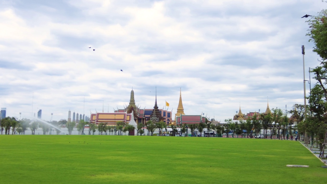 翡翠佛佛寺的4k行走前进移动镜头，泰国曼谷最著名的旅游景点，必去寺庙的宏伟宫殿。视频下载