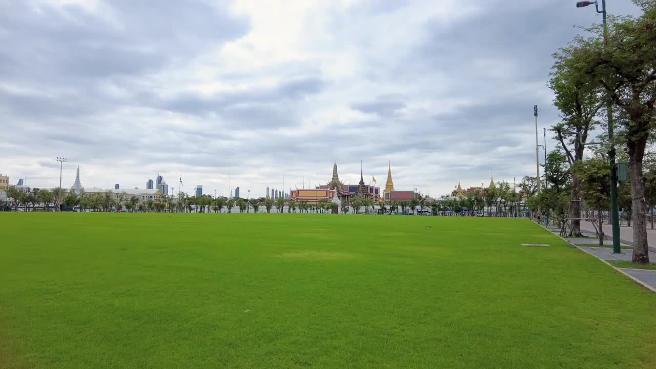 泰国曼谷的翡翠佛寺，宏伟的宫殿，最著名的旅游景点，必须去参观的寺庙。视频下载