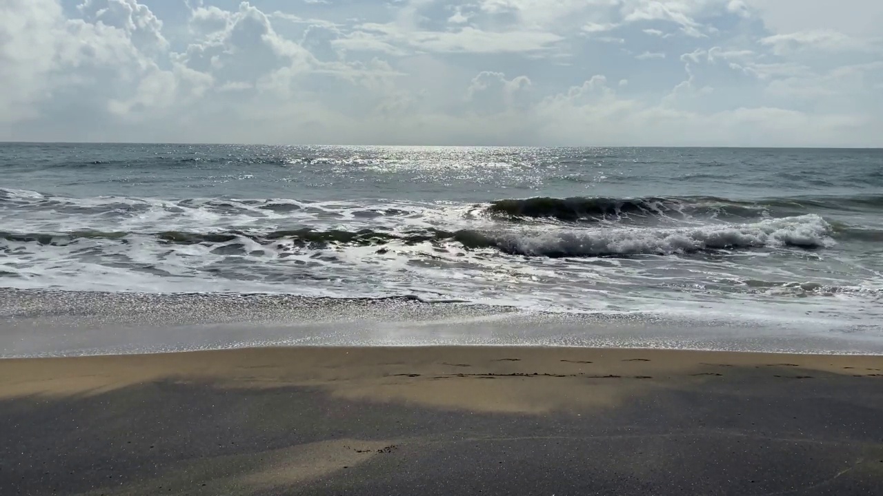 从沙滩(沙丘)俯瞰波罗的海的全景。绚丽的天空，灿烂的云，灿烂的阳光。波、水溅。田园诗般的海景。冬天天气温暖，气候变化，自然。海浪视频素材