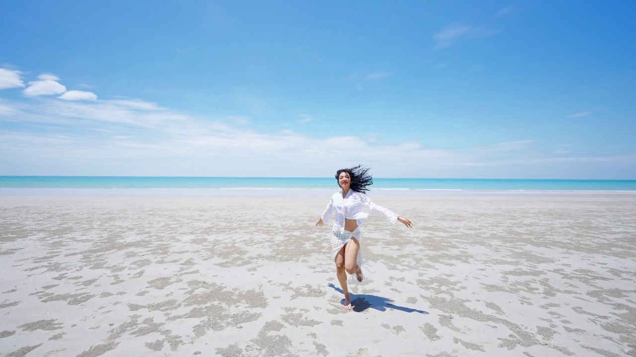 在夏日阳光明媚的日子里行走在热带海滩上的美丽非洲女人的4K肖像。视频素材