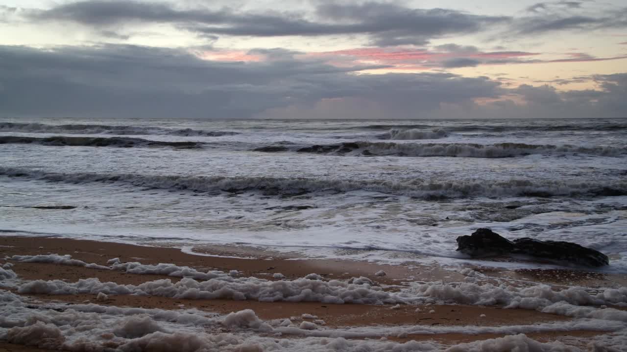 日出海景，海沫雨云视频素材