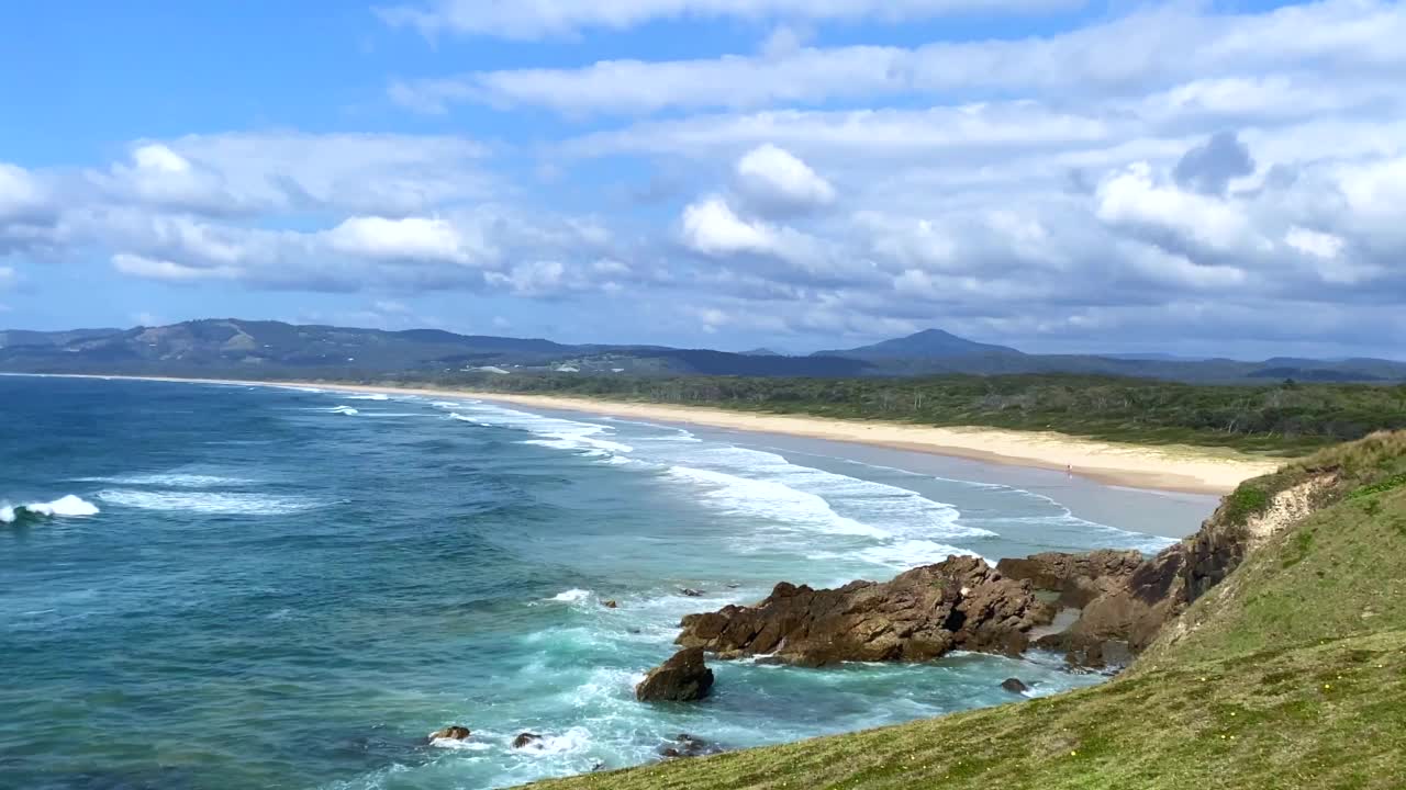 来自山岬的海浪视频素材