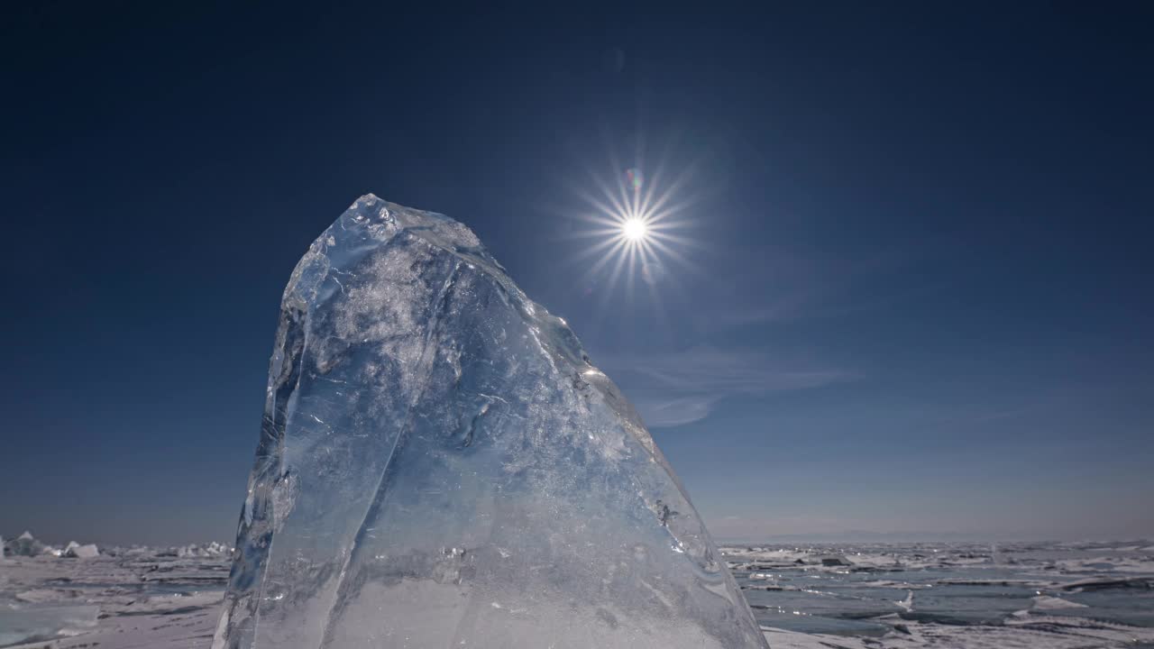 冰湖上太阳槽透明浮冰的时间推移视频下载