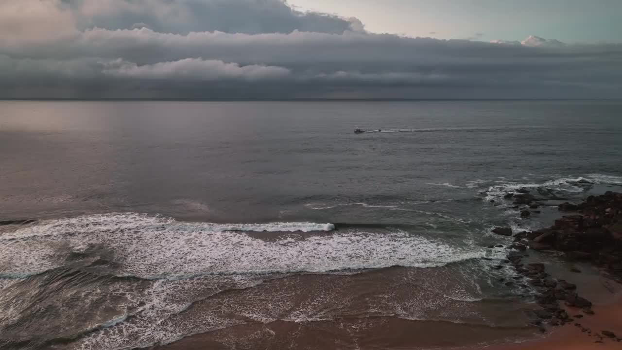 日出海景，船和雨云在地平线上视频素材