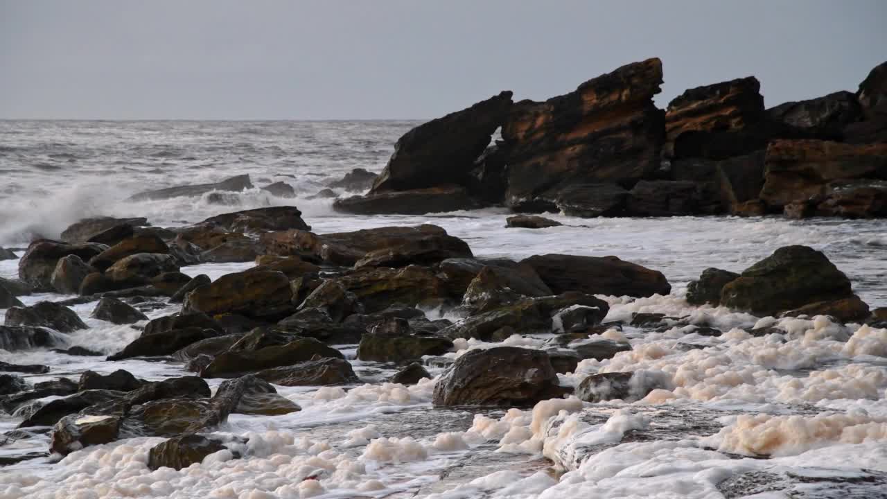 日出海景与海泡沫和岩石视频素材