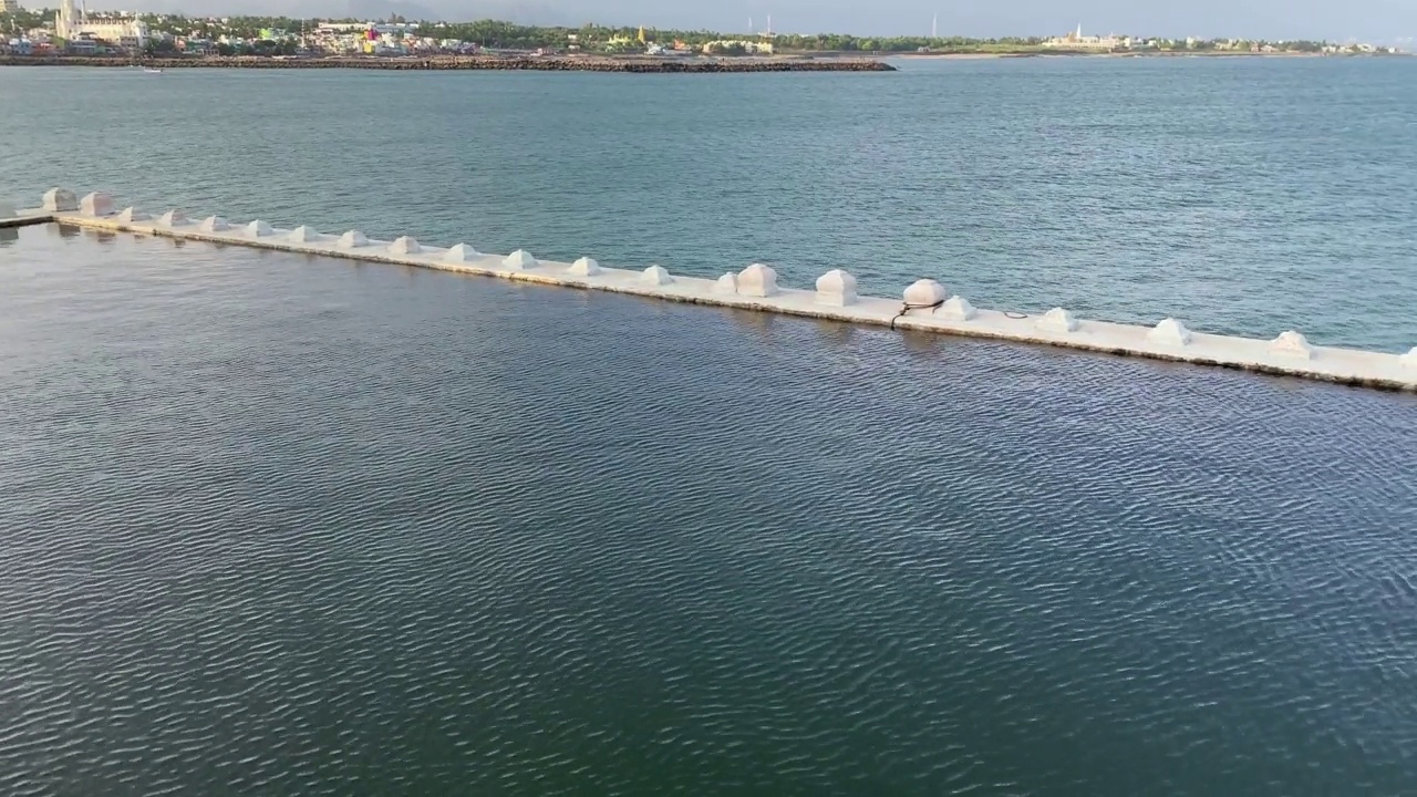 放松的夏天，私人游泳池附近的海滩和海洋背景，蓝色海洋背景的游泳池视频素材