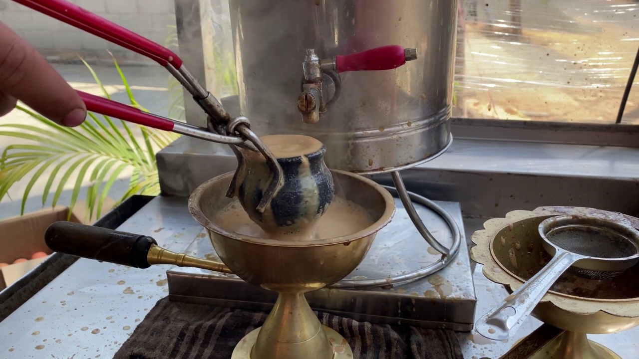 制作印度唐杜里奶茶/茶，制作中的唐杜茶，印度唐杜茶(茶)，玛萨拉茶在印度被称为玛萨拉茶。(玛莎拉茶/ Kulhad柴)视频素材