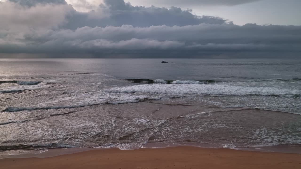 日出海景，船和雨云在地平线上视频素材